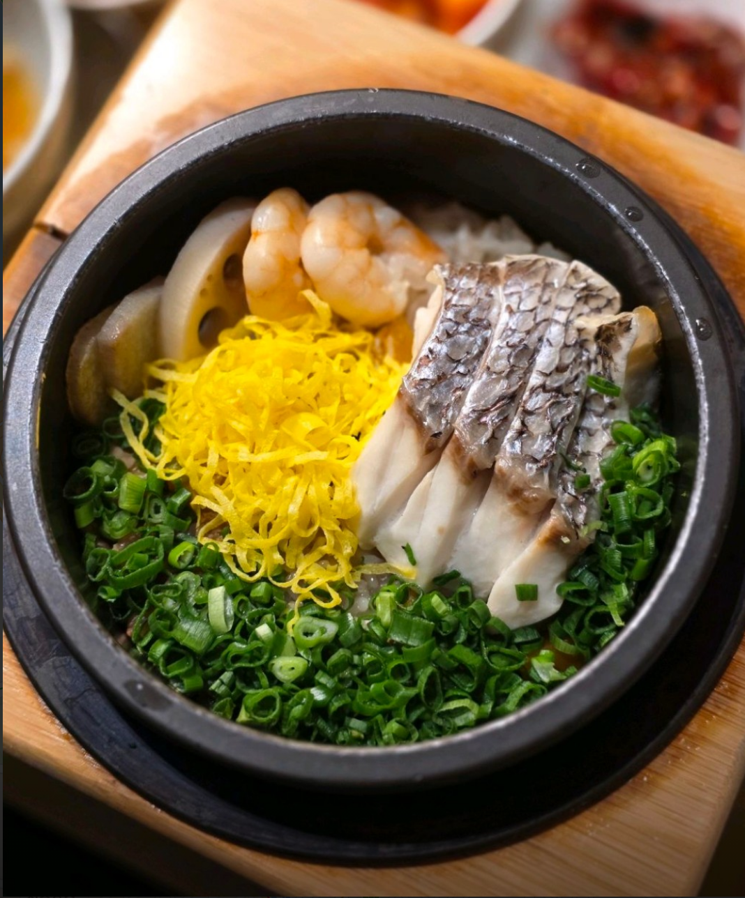 도미와 지단을 올린 도미솥밥
